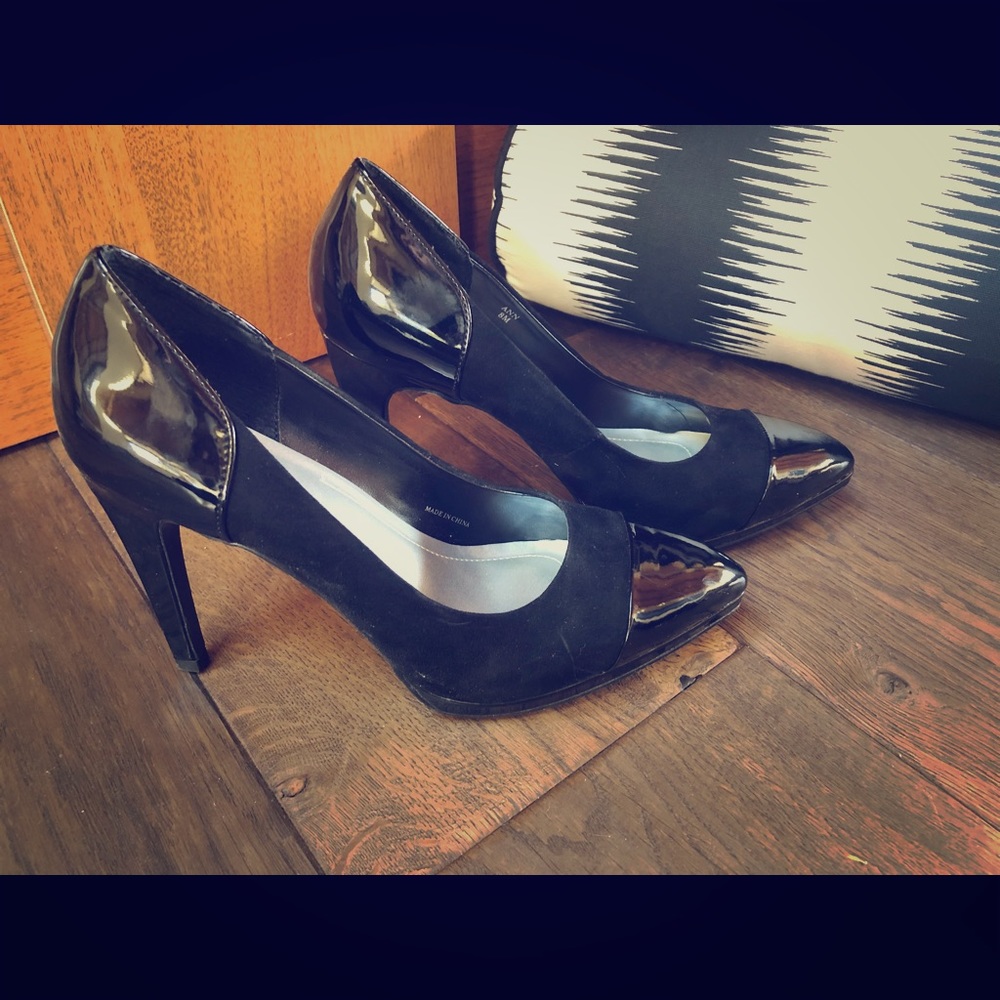 Tahari classic Ann suede pump w patent leather 8M